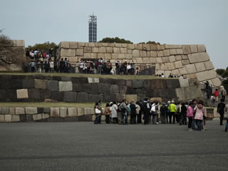 「本丸大芝生に大勢の人」